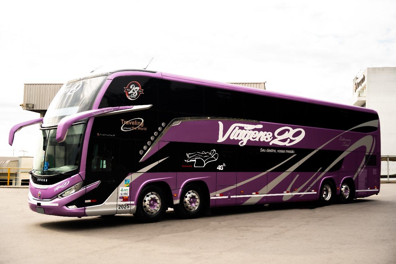 Onibus rosa da Viagens 29 na estrada
